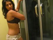 亞美尼亞女生在浴室跳脫衣豔舞