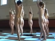 一群裸體女孩做瑜伽