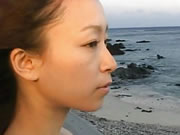 桃瀨惠美流在海邊散步